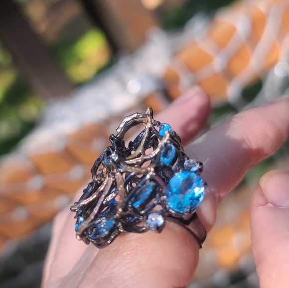 Gorgeous blue&white Topaz spiderweb cocktail ring - Picture 3 of 10
